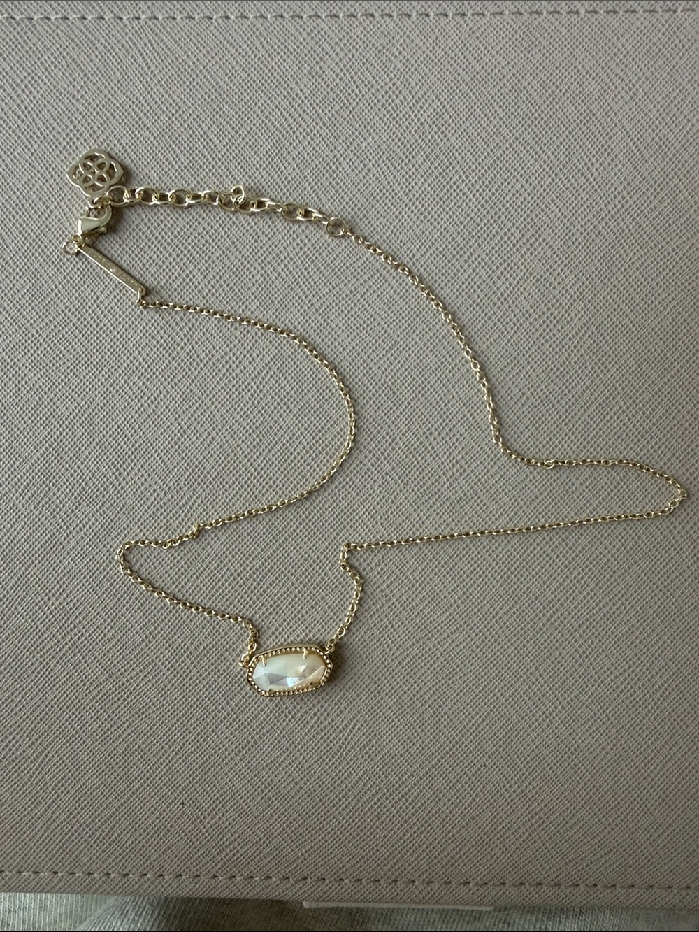 Kendra Scott Elisa Gold Pendant Necklace in Ivory Mother-of-Pearl - Picture 3 of 4